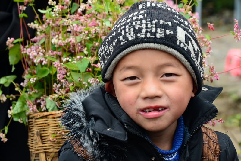 Trẻ em H’mông bản địa